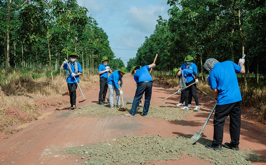 Con đường liên xã được gấp rút hoàn thiện.