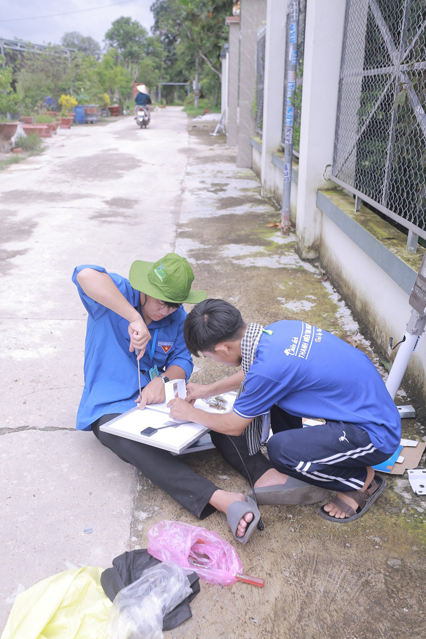 Những sinh viên tình nguyện góp sức nhỏ xây dựng nông thôn mới.