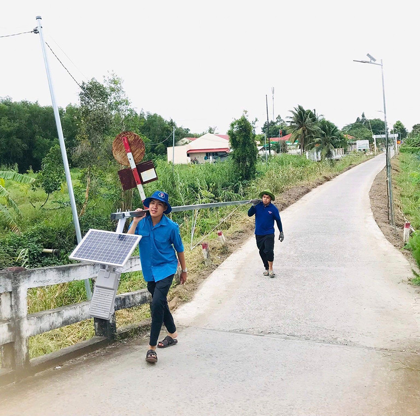 Trên các con đường nhiều xã tại Hậu Giang, Bến Tre, Tây Ninh, không ít các công trình 'Mùa Hè Xanh' được gấp rút hoàn thiện.