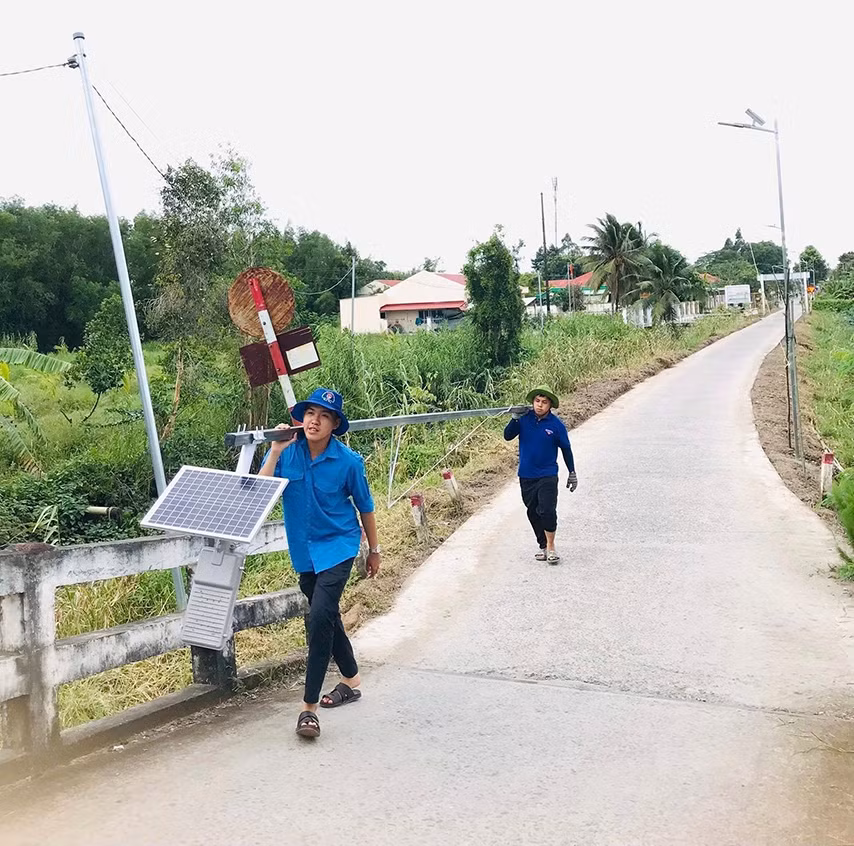 Trên các con đường nhiều xã tại Hậu Giang, Bến Tre, Tây Ninh, không ít các công trình 'Mùa Hè Xanh' được gấp rút hoàn thiện.