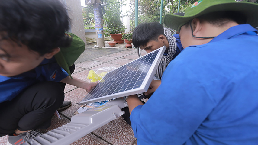 Những công đoạn cuối cùng của công trình 'Mùa Hè Xanh' năm 2023, của những sinh viên tình nguyện trường ĐH Thủ Dầu Một (tỉnh Bình Dương).