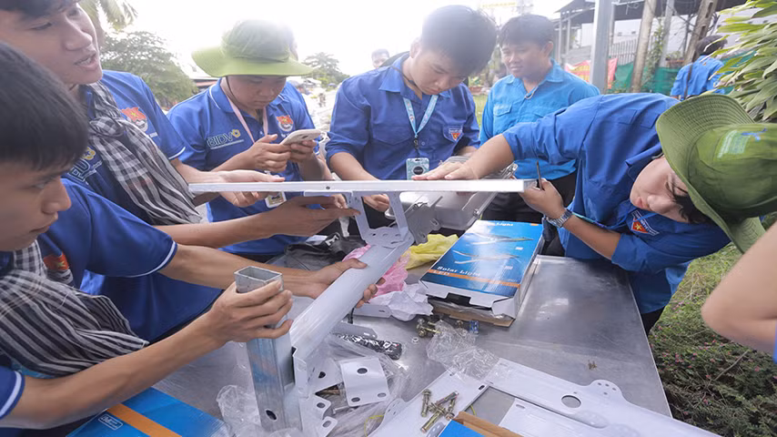 Những công đoạn cuối cùng của công trình 'Mùa Hè Xanh' năm 2023, của những sinh viên tình nguyện trường ĐH Thủ Dầu Một (tỉnh Bình Dương).