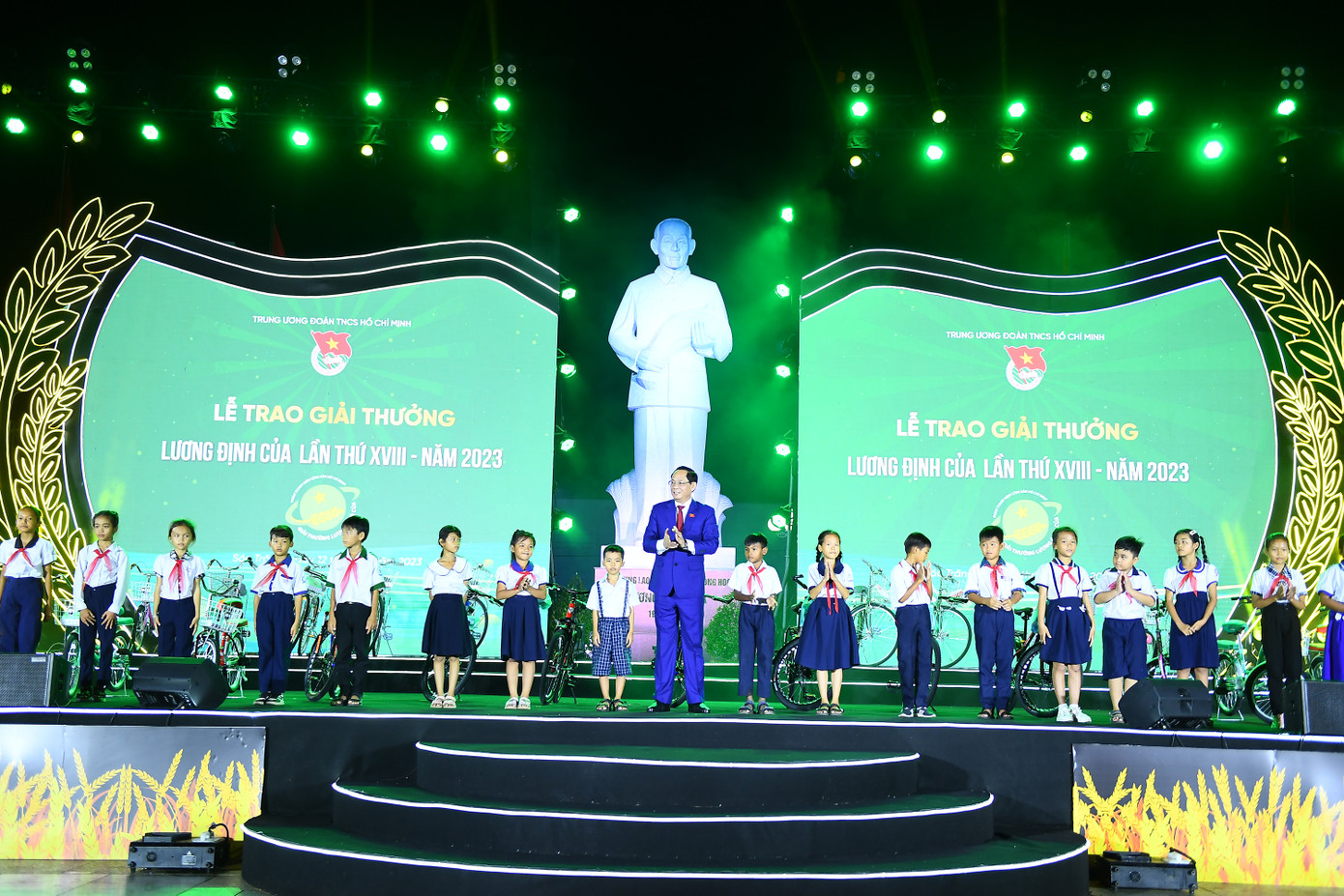 Nhân dịp này, Phó Chủ tịch Quốc hội Trần Quang Phương tặng quà cho các em học sinh nghèo vượt khó.