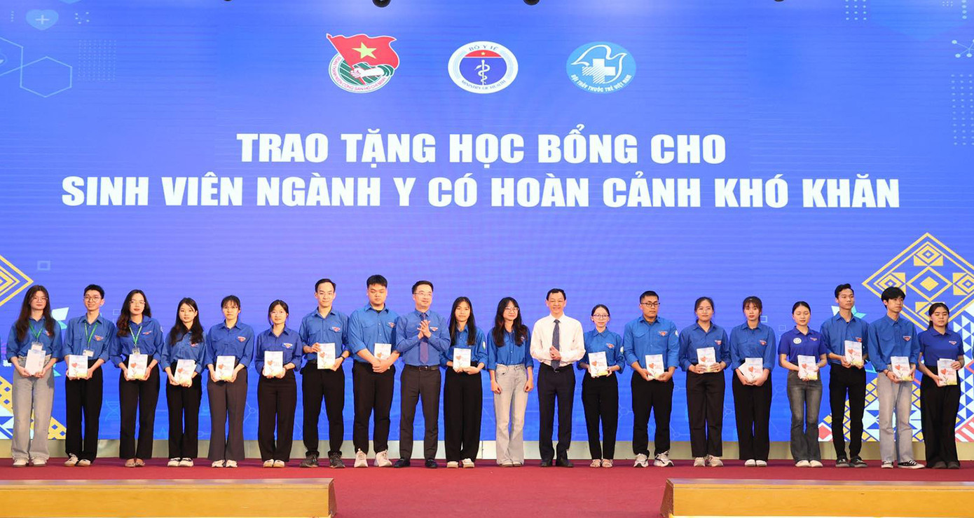 Thứ trưởng Nguyễn Tri Thức và Bí thư T.Ư Đoàn Nguyễn Tường Lâm tặng học bổng cho những sinh viên ngành y học tốt, có hoàn cảnh khó khăn.