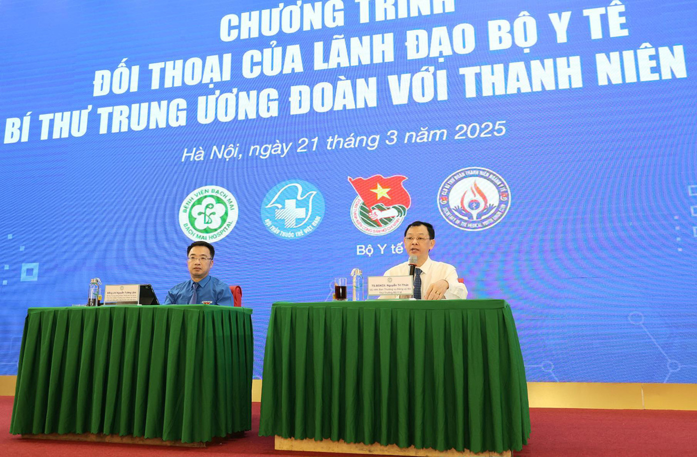 Thứ trưởng Bộ Y tế - BSCK II Nguyễn Tri Thức và Bí thư T.Ư Đoàn, Chủ tịch Hội LHTN Việt Nam Nguyễn Tường Lâm đồng chủ trì Đối thoại.