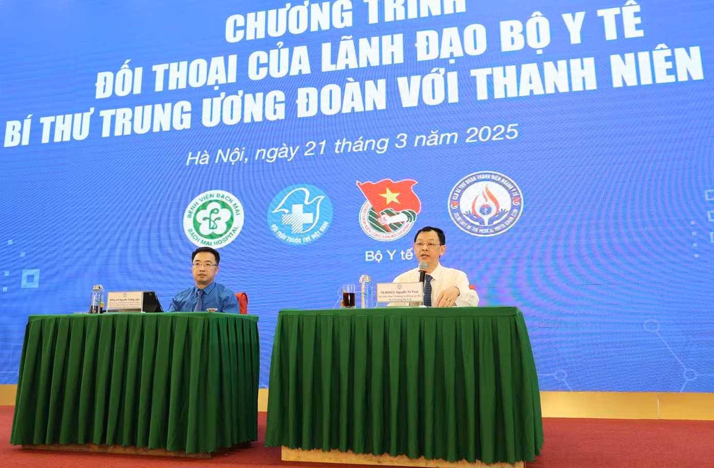 Thứ trưởng Bộ Y tế - BSCK II Nguyễn Tri Thức và Bí thư T.Ư Đoàn, Chủ tịch Hội LHTN Việt Nam Nguyễn Tường Lâm đồng chủ trì Đối thoại.