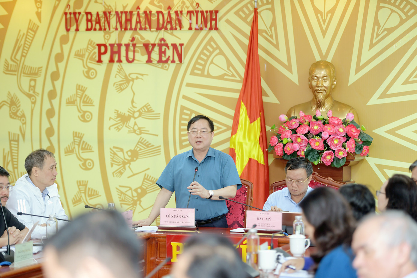 Nhà báo Lê Xuân Sơn - Tổng biên tập Báo Tiền Phong phát biểu tại cuộc họp. Nhà báo Lê Xuân Sơn - Tổng biên tập Báo Tiền Phong phát biểu tại cuộc họp.