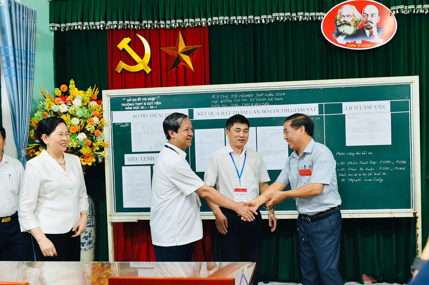 Bí thư Tỉnh uỷ Hà Nam Lê Thị Thuỷ trao đổi với Bộ trưởng Nguyễn Kim Sơn về công tác chuẩn bị cho Kỳ thi tốt nghiệp THPT năm 2024 của địa phương. Bí thư Tỉnh uỷ Hà Nam Lê Thị Thuỷ trao đổi với Bộ trưởng Nguyễn Kim Sơn về công tác chuẩn bị cho Kỳ thi tốt nghiệp THPT năm 2024 của địa phương.