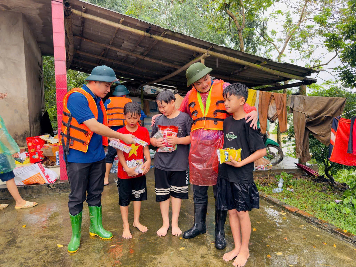 Thường trực Tỉnh Đoàn Phú Thọ động viên và tặng quà thiếu nhi tại huyện Hạ Hoà. Thường trực Tỉnh Đoàn Phú Thọ động viên và tặng quà thiếu nhi tại huyện Hạ Hoà.