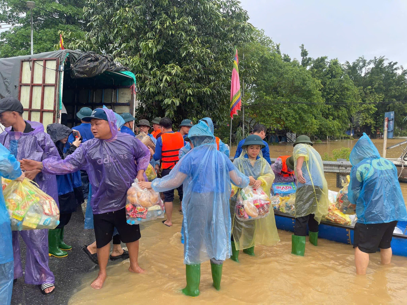 Đoàn công tác vận chuyển và tặng nhu yếu phẩm cho người dân huyện Hạ Hoà (tỉnh Phú Thọ). Ảnh: TỈNH ĐOÀN PHÚ THỌ Đoàn công tác vận chuyển và tặng nhu yếu phẩm cho người dân huyện Hạ Hoà (tỉnh Phú Thọ). Ảnh: TỈNH ĐOÀN PHÚ THỌ