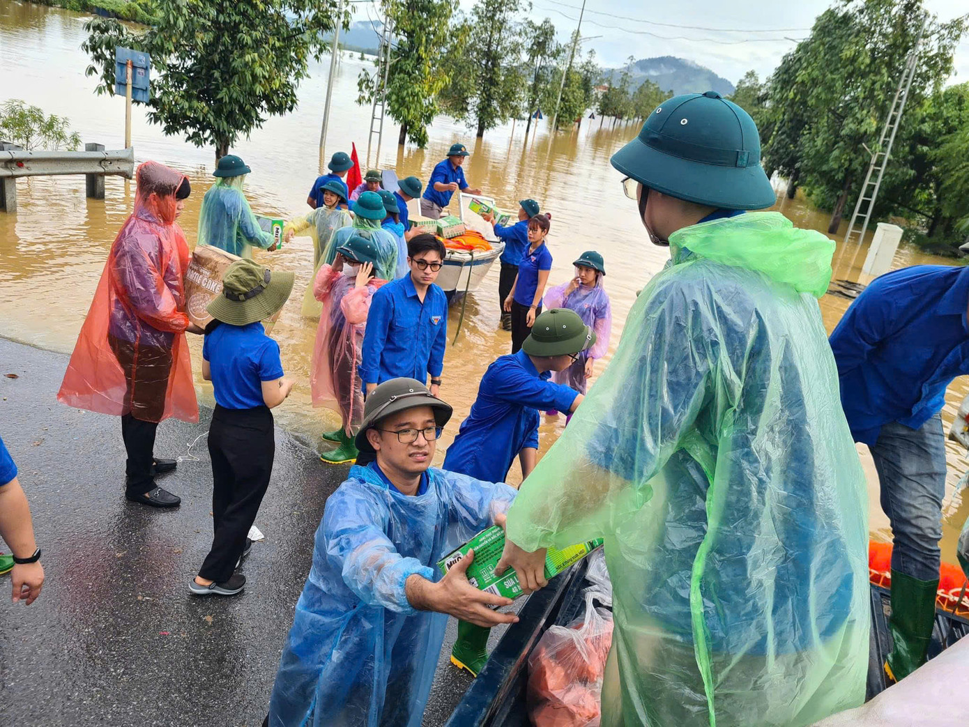 Đoàn công tác vận chuyển và tặng nhu yếu phẩm cho người dân huyện Hạ Hoà (tỉnh Phú Thọ). Ảnh: TỈNH ĐOÀN PHÚ THỌ Đoàn công tác vận chuyển và tặng nhu yếu phẩm cho người dân huyện Hạ Hoà (tỉnh Phú Thọ). Ảnh: TỈNH ĐOÀN PHÚ THỌ