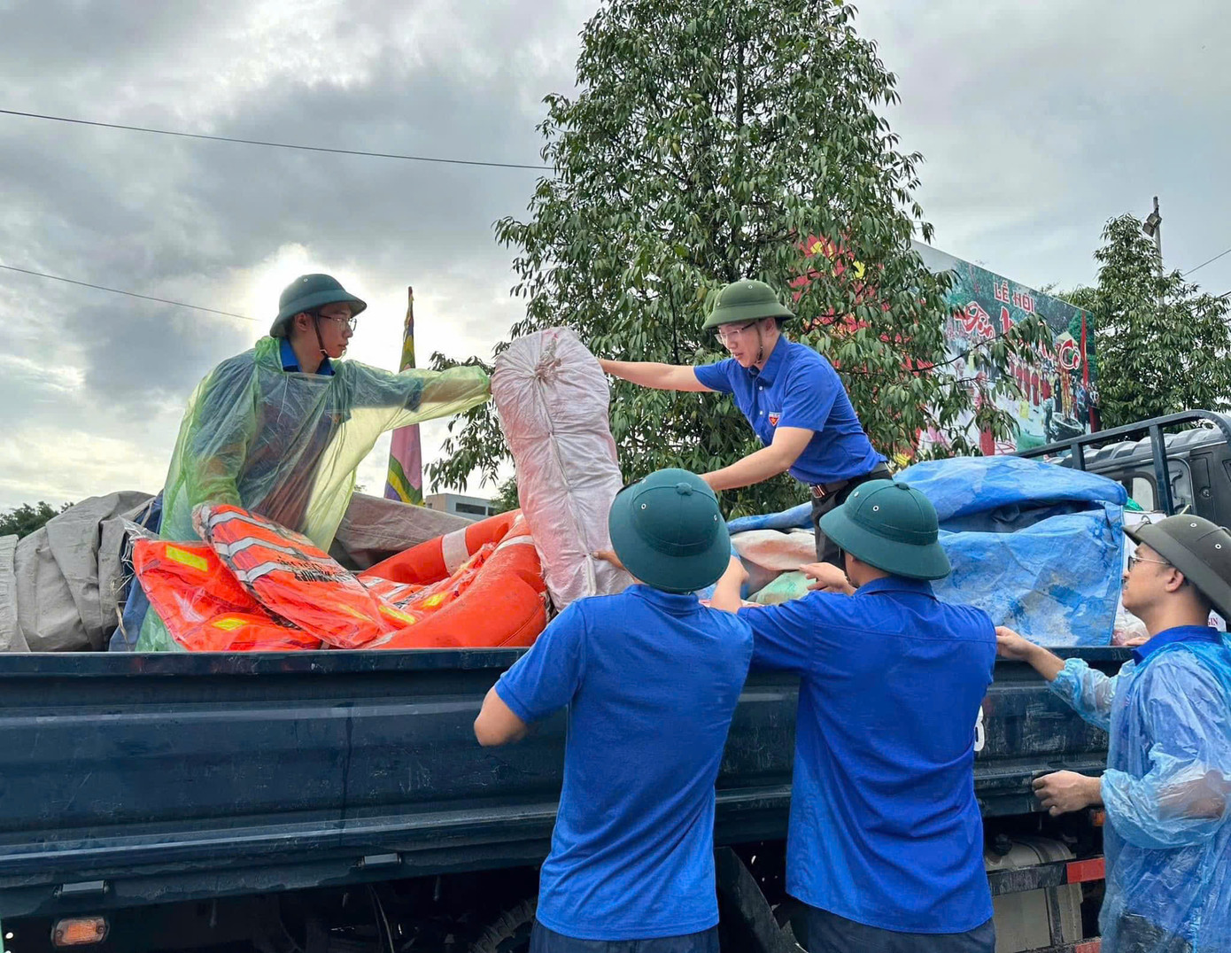 Đoàn công tác vận chuyển và tặng nhu yếu phẩm cho người dân huyện Hạ Hoà (tỉnh Phú Thọ). Ảnh: TỈNH ĐOÀN PHÚ THỌ Đoàn công tác vận chuyển và tặng nhu yếu phẩm cho người dân huyện Hạ Hoà (tỉnh Phú Thọ). Ảnh: TỈNH ĐOÀN PHÚ THỌ