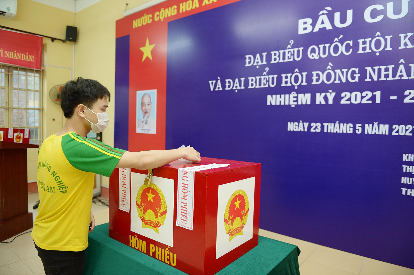 Sinh viên tham gia bầu cử đại biểu Hội đồng nhân dân các cấp.