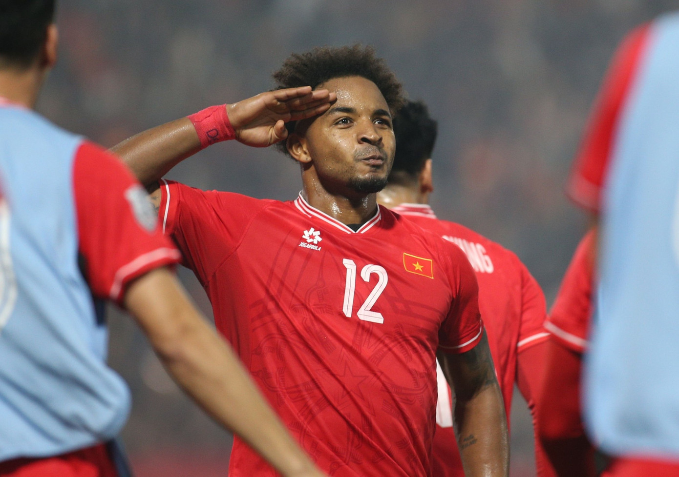 Tiền đạo Nguyễn Xuân Son ăn mừng sau khi ghi bàn mở tỷ số ở phút 59. Tiền đạo Nguyễn Xuân Son ăn mừng sau khi ghi bàn mở tỷ số ở phút 59.