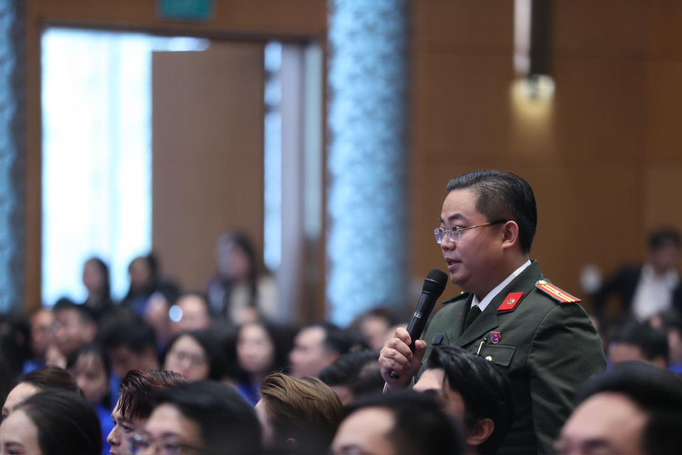 Các đại biểu thanh niên đặt câu hỏi tại chương trình. Các đại biểu thanh niên đặt câu hỏi tại chương trình.