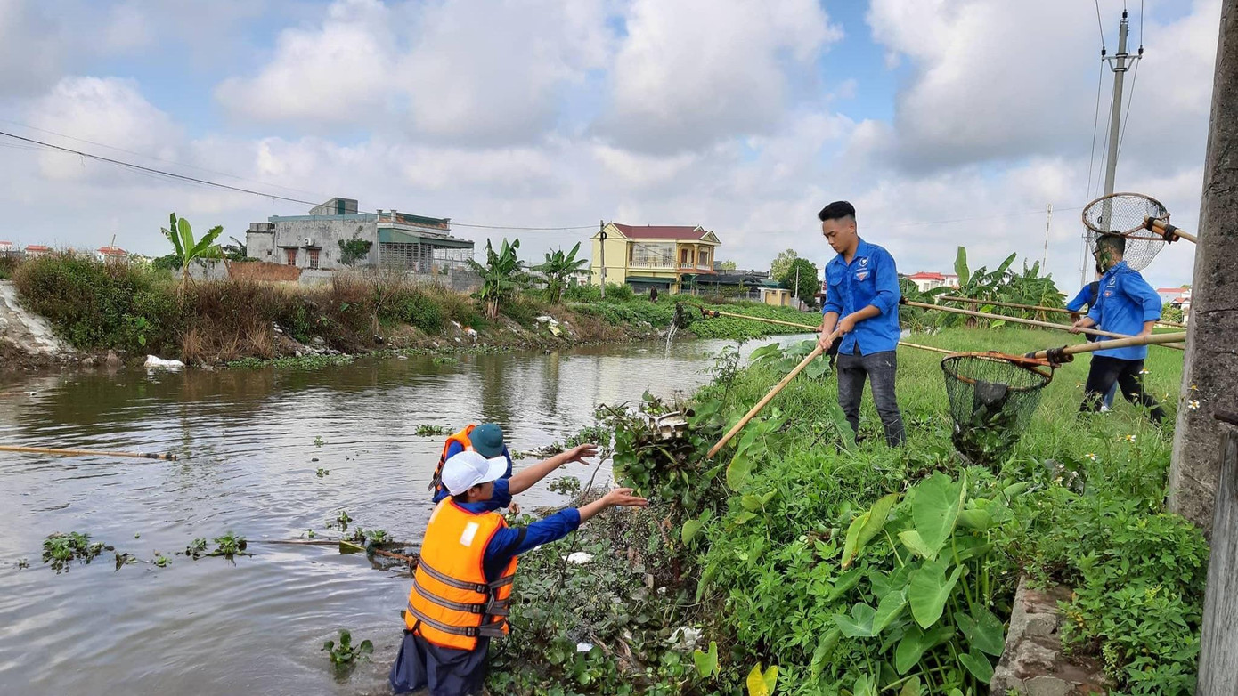 Đoàn viên, thanh niên tham gia bảo vệ môi trường tại tỉnh Thái Bình.