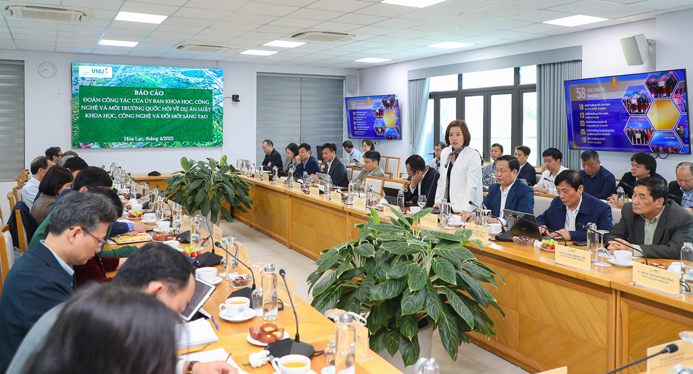 Các chuyên gia chia sẻ tại buổi làm việc.