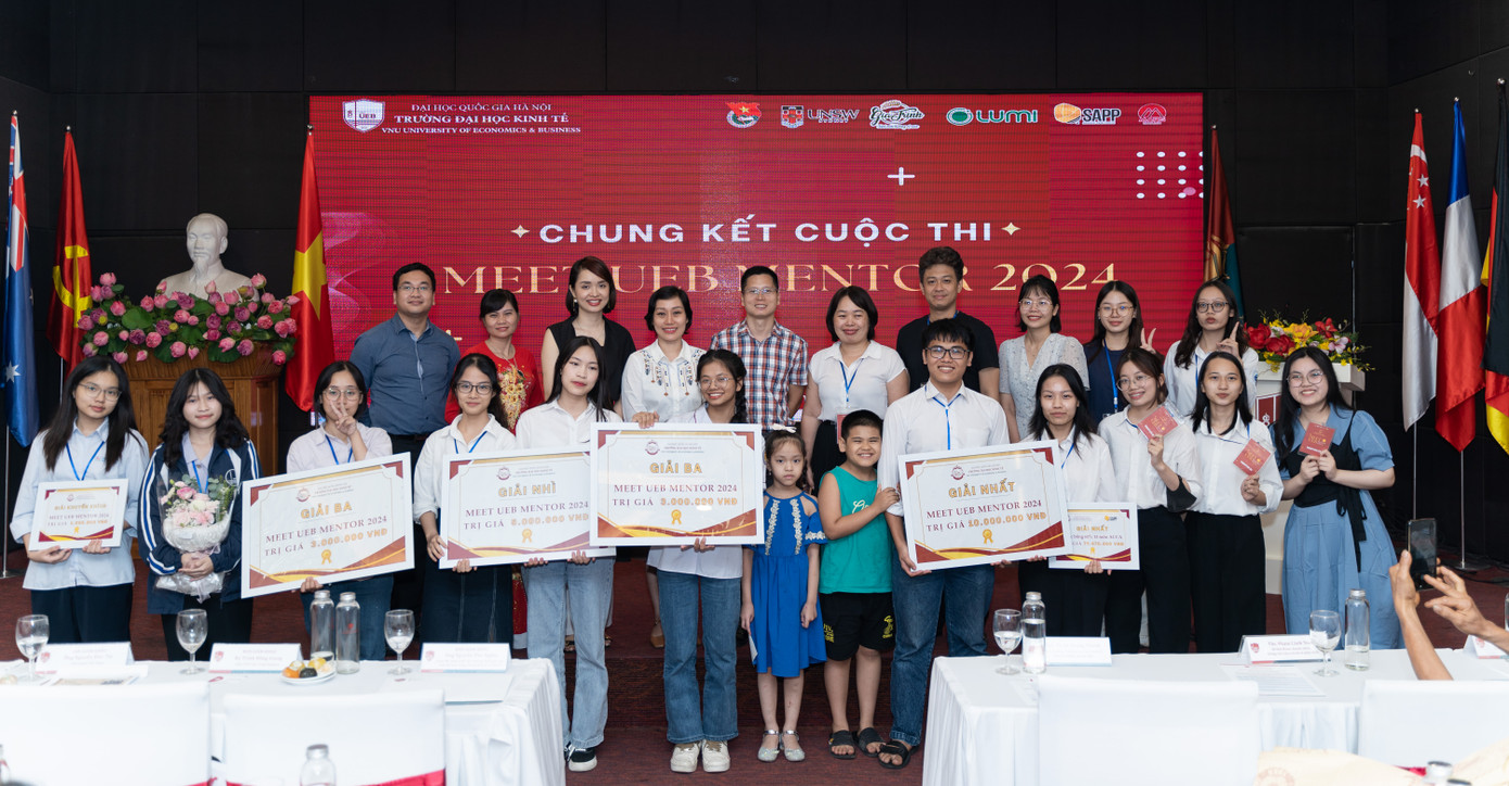 Ban Tổ chức trao giải cho các đội thi. Ban Tổ chức trao giải cho các đội thi.