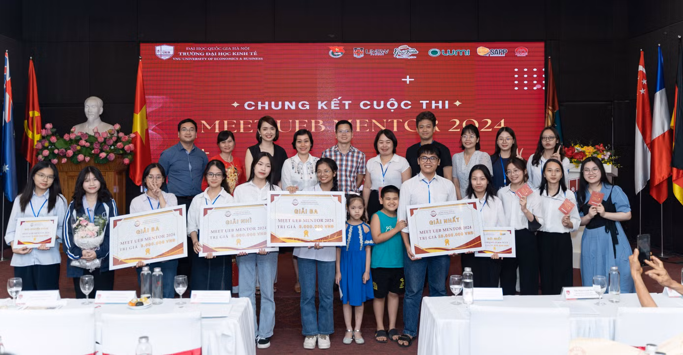 Ban Tổ chức trao giải cho các đội thi.