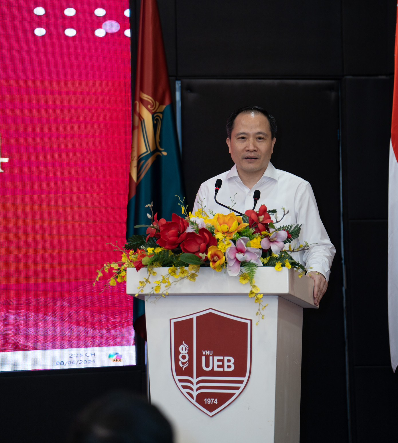 Hiệu trưởng trường ĐH Kinh tế (ĐHQG Hà Nội), Lê Trung Thành phát biểu tại Chung kết cuộc thi. Hiệu trưởng trường ĐH Kinh tế (ĐHQG Hà Nội), Lê Trung Thành phát biểu tại Chung kết cuộc thi.