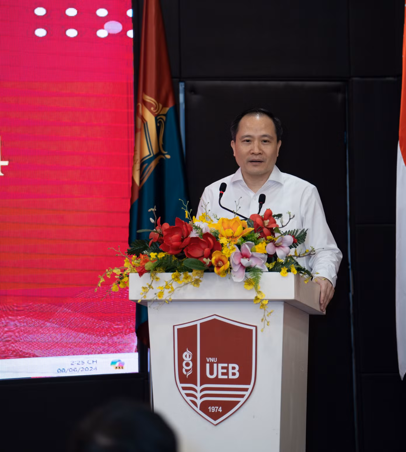 Hiệu trưởng trường ĐH Kinh tế (ĐHQG Hà Nội), Lê Trung Thành phát biểu tại Chung kết cuộc thi.