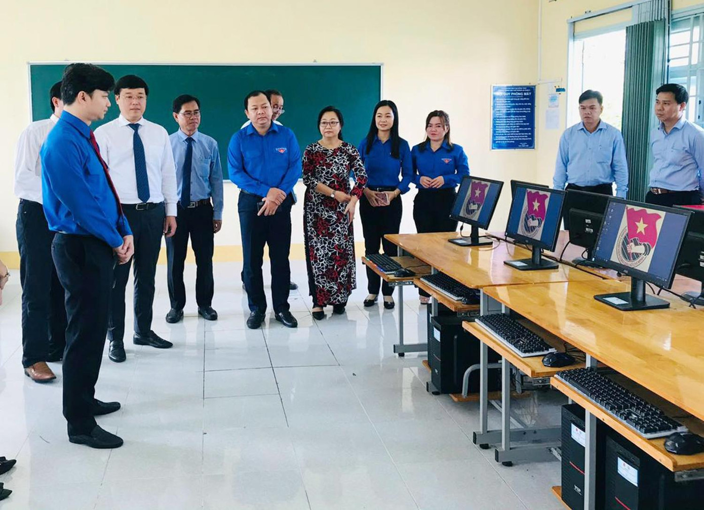 Ông Lê Quốc Phong - Bí thư Tỉnh ủy Đồng Tháp cùng anh Nguyễn Minh Triết - Bí thư T.Ư Đoàn, Chủ tịch T.Ư Hội Sinh viên Việt Nam trao tặng 10 bộ máy tính để phục vụ công tác giảng dạy tại trường THPT Lai Vung 3 (Đồng Tháp). Ông Lê Quốc Phong - Bí thư Tỉnh ủy Đồng Tháp cùng anh Nguyễn Minh Triết - Bí thư T.Ư Đoàn, Chủ tịch T.Ư Hội Sinh viên Việt Nam trao tặng 10 bộ máy tính để phục vụ công tác giảng dạy tại trường THPT Lai Vung 3 (Đồng Tháp).