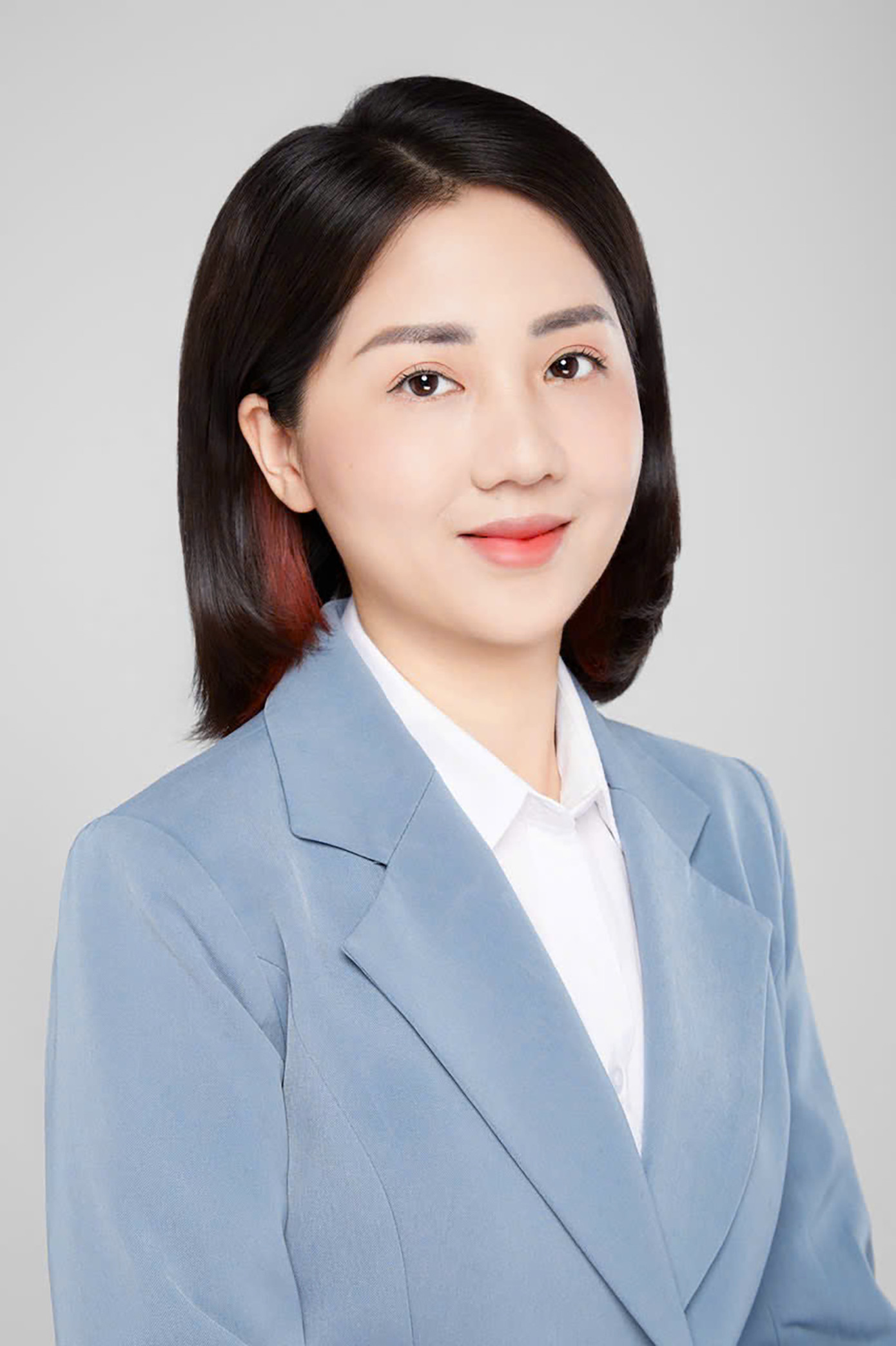 PGS. TS Trần Ngọc Mai - Phó Trưởng Bộ môn Đầu tư Quốc tế tại Học viện Ngân hàng, là Phó Giáo sư trẻ nhất Việt Nam năm 2024. Chị đã đạt nhiều thành tựu xuất sắc như Giải thưởng Chiến sĩ thi đua cấp Cơ sở, Bằng khen của Thống đốc NHNN và Giám đốc Học viện. Trần Ngọc Mai là chủ nhiệm nhiều đề tài nghiên cứu cấp Cơ sở và cấp Tỉnh, là đồng tác giả của 2 sách chuyên khảo, công bố 31 bài báo khoa học, trong đó có các công trình về chuyển đổi số và phát triển bền vững. Chị là tấm gương tiêu biểu cho sự nỗ lực và đóng góp trong lĩnh vực khoa học và giáo dục. PGS. TS Trần Ngọc Mai - Phó Trưởng Bộ môn Đầu tư Quốc tế tại Học viện Ngân hàng, là Phó Giáo sư trẻ nhất Việt Nam năm 2024. Chị đã đạt nhiều thành tựu xuất sắc như Giải thưởng Chiến sĩ thi đua cấp Cơ sở, Bằng khen của Thống đốc NHNN và Giám đốc Học viện. Trần Ngọc Mai là chủ nhiệm nhiều đề tài nghiên cứu cấp Cơ sở và cấp Tỉnh, là đồng tác giả của 2 sách chuyên khảo, công bố 31 bài báo khoa học, trong đó có các công trình về chuyển đổi số và phát triển bền vững. Chị là tấm gương tiêu biểu cho sự nỗ lực và đóng góp trong lĩnh vực khoa học và giáo dục.