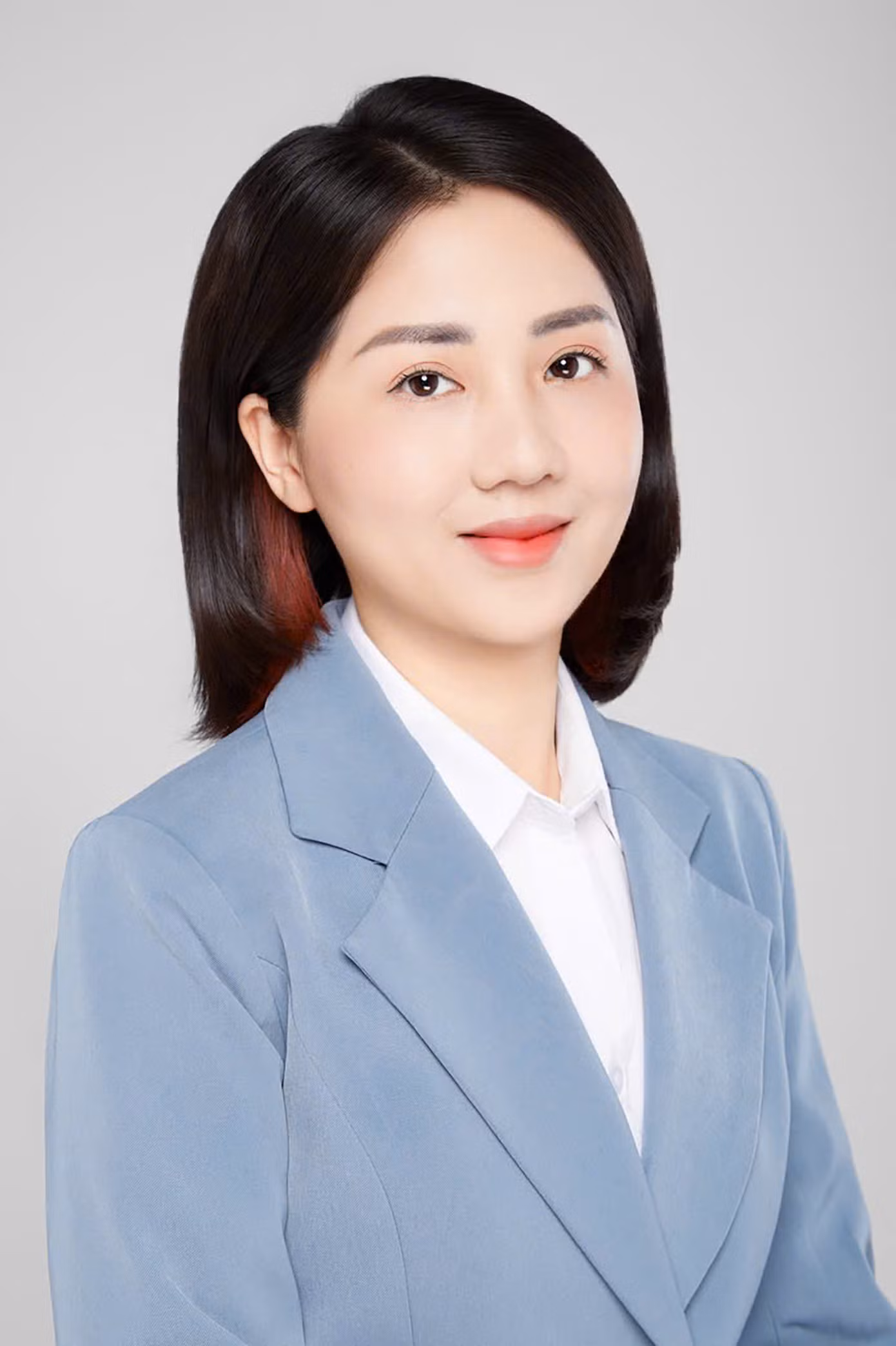 PGS. TS Trần Ngọc Mai - Phó Trưởng Bộ môn Đầu tư Quốc tế tại Học viện Ngân hàng, là Phó Giáo sư trẻ nhất Việt Nam năm 2024. Chị đã đạt nhiều thành tựu xuất sắc như Giải thưởng Chiến sĩ thi đua cấp Cơ sở, Bằng khen của Thống đốc NHNN và Giám đốc Học viện. Trần Ngọc Mai là chủ nhiệm nhiều đề tài nghiên cứu cấp Cơ sở và cấp Tỉnh, là đồng tác giả của 2 sách chuyên khảo, công bố 31 bài báo khoa học, trong đó có các công trình về chuyển đổi số và phát triển bền vững. Chị là tấm gương tiêu biểu cho sự nỗ lực và đóng góp trong lĩnh vực khoa học và giáo dục.