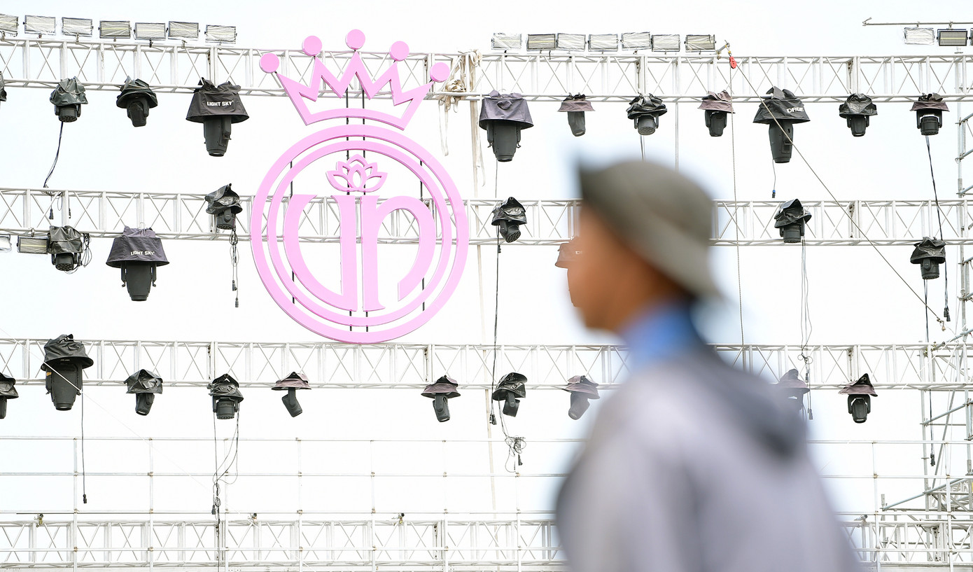 Công nhân tất bật làm ngày làm đêm, hoàn thiện sân khấu nổi giữa sông Hương.