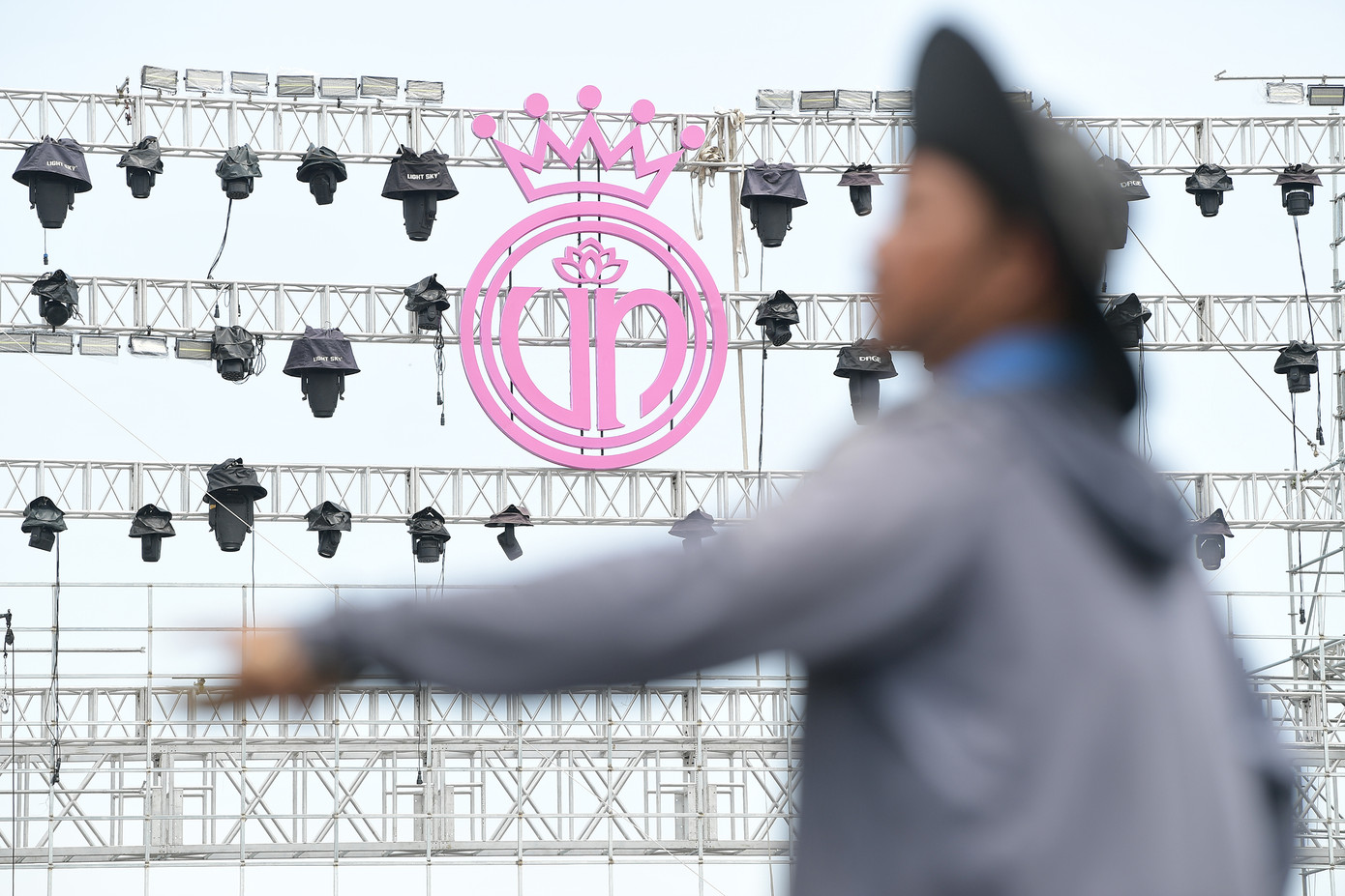 Sân khấu nổi hơn 200 tấn cho Chung kết Hoa hậu Việt Nam2024 sắp hoàn thiện. Ảnh: DƯƠNG TRIỀU