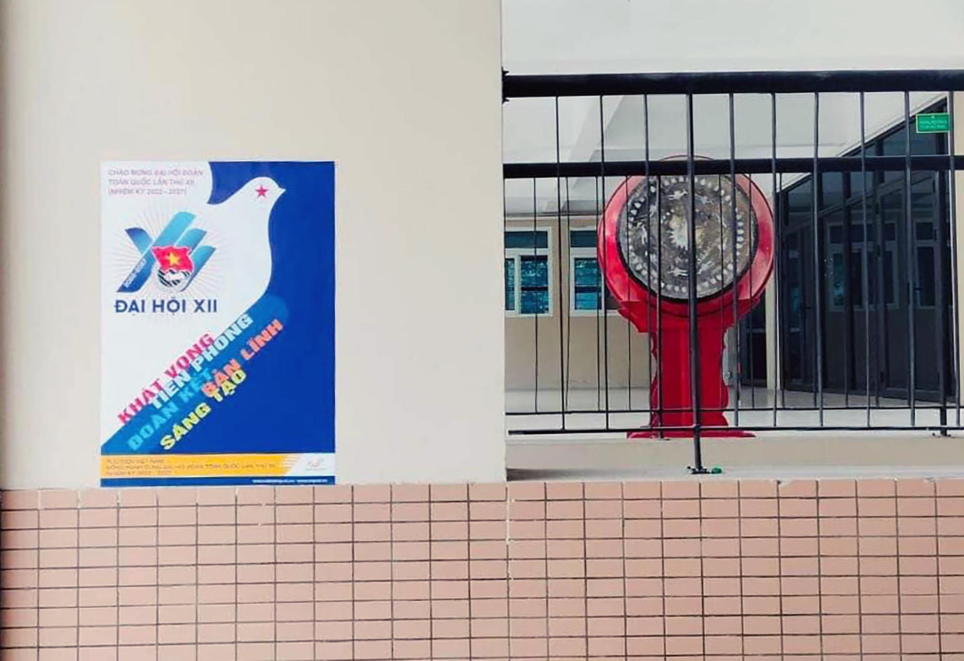 Hiện diện bên hàng lang cùng với tiếng trống trường. Hiện diện bên hàng lang cùng với tiếng trống trường.