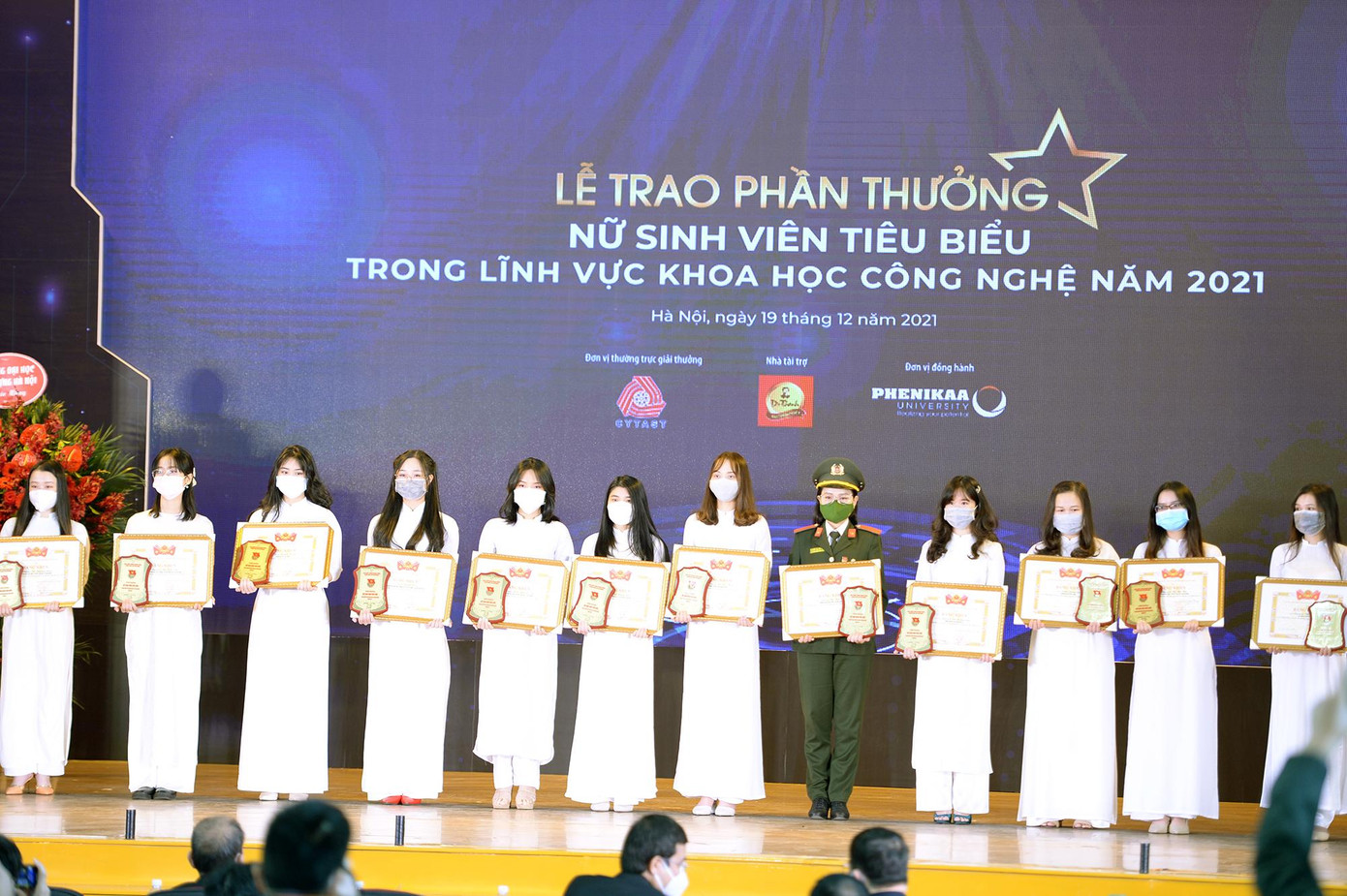 Ban Tổ chức trao Phần thưởng Nữ sinh viên tiêu biểu trong lĩnh vực khoa học công nghệ năm 2021 tặng 20 cá nhân. Ảnh: DƯƠNG TRIỀU