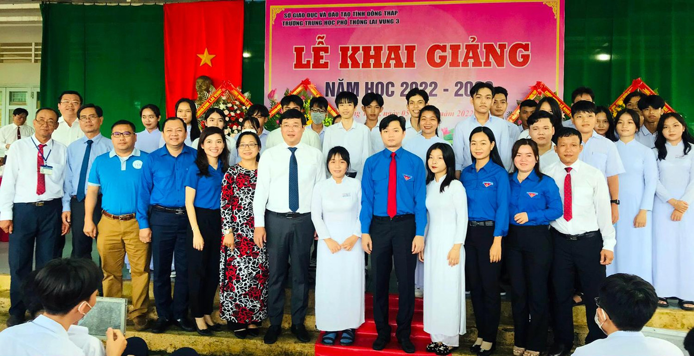 Tại lễ khai giảng trường THPT Lai Vung 3 (tỉnh Đồng Tháp), anh Nguyễn Minh Triết – Bí thư T.Ư Đoàn, Chủ tịch T.Ư Hội Sinh viên Việt Nam, thay mặt Ban Bí thư T.Ư Đoàn đã trao tặng nguồn lực tổng trị giá 150 triệu đồng gồm 20 suất học bổng cho học sinh có hoàn cảnh khó khăn và phối hợp với Trung tâm Công tác xã hội Thanh Thiếu niên Việt Nam (Hội LHTN Việt Nam) trao tặng 10 máy vi tính trọn bộ. Tại lễ khai giảng trường THPT Lai Vung 3 (tỉnh Đồng Tháp), anh Nguyễn Minh Triết – Bí thư T.Ư Đoàn, Chủ tịch T.Ư Hội Sinh viên Việt Nam, thay mặt Ban Bí thư T.Ư Đoàn đã trao tặng nguồn lực tổng trị giá 150 triệu đồng gồm 20 suất học bổng cho học sinh có hoàn cảnh khó khăn và phối hợp với Trung tâm Công tác xã hội Thanh Thiếu niên Việt Nam (Hội LHTN Việt Nam) trao tặng 10 máy vi tính trọn bộ.