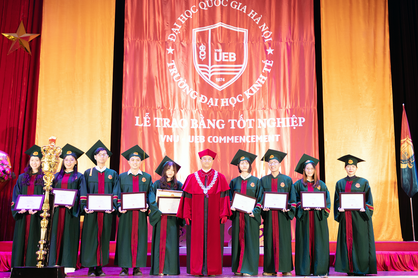 Gần 700 sinh viên ĐH Kinh tế - ĐHQG Hà Nội nhận bằng cử nhân.
