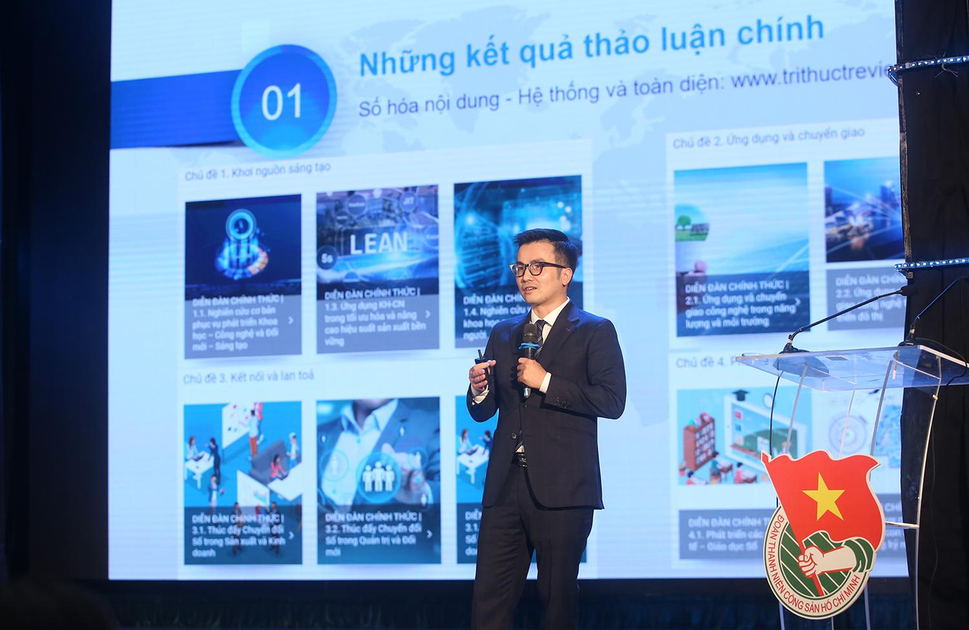 Phó Chủ tịch T.Ư Hội LHTN Việt Nam, Tổng Thư ký Diễn đàn Trí thức trẻ Việt Nam toàn cầu PGS. TS Trần Xuân Bách báo cáo tổng kết Diễn đàn lần thứ IV.