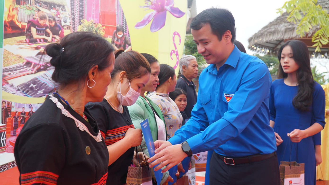 Bí thư T.Ư Đoàn Ngô Văn Cương tặng quà cho các hộ dân, gia đình chính sách tại chương trình.