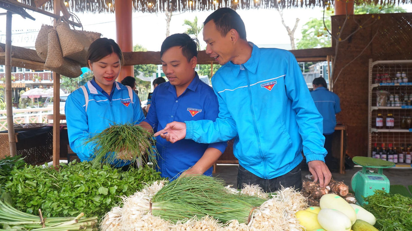 Tham quan Hội chợ phiên vùng cao triển lãm các sản phẩm nông nghiệp của thanh niên nông thôn.