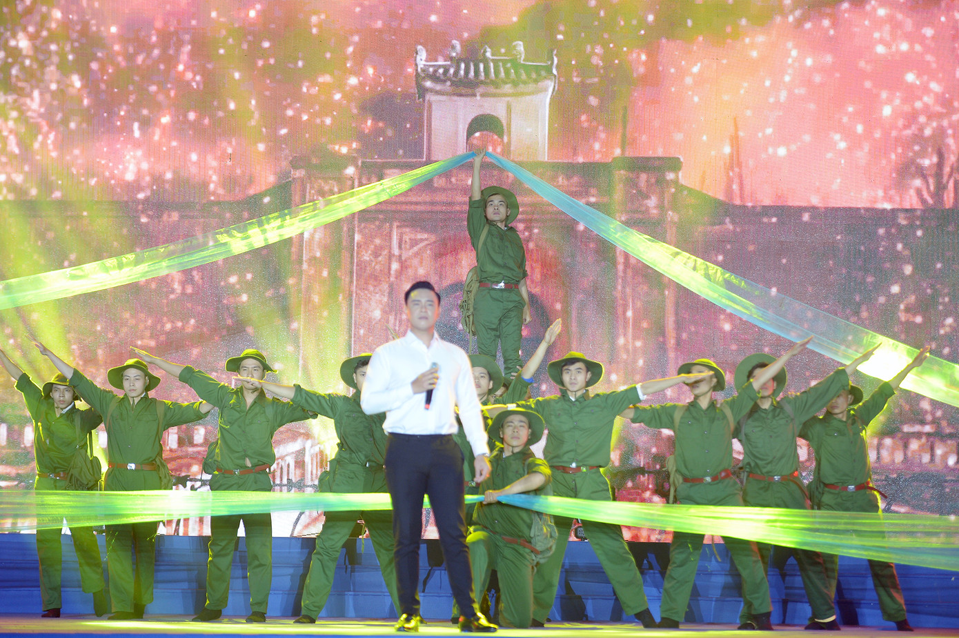 Hàng vạn học sinh, sinh viên lên đường chiến đấu bảo vệ Tổ quốc.