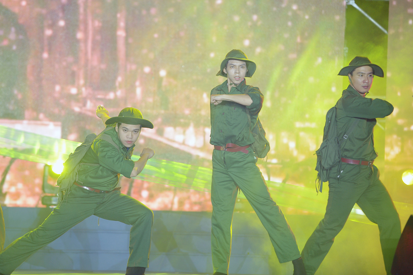 Sau cách mạng Tháng Tám, ở Sài Gòn, Huế, Hà Nội, Hội Học sinh kháng chiến, Đoàn sinh viên kháng chiến đã được thành lập và sau đó phát triển ra nhiều trường ở cả 3 miền khắp Bắc, Trung, Nam. Các hoạt động của học sinh, sinh viên kháng chiến ngày càng phong phú và đa dạng.