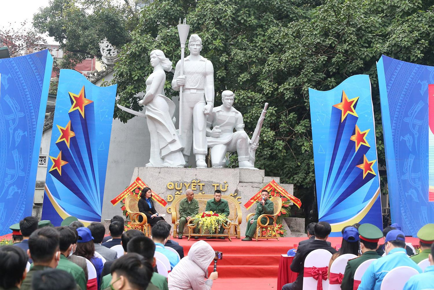 Giao lưu với quân nhân xuất ngũ và thanh niên tình nguyện viết đơn lên đường nhập ngũ, năm 2022. Giao lưu với quân nhân xuất ngũ và thanh niên tình nguyện viết đơn lên đường nhập ngũ, năm 2022.
