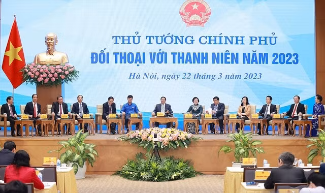 Thủ tướng đối thoại với thanh niên. Ảnh: NHẬT BẮC