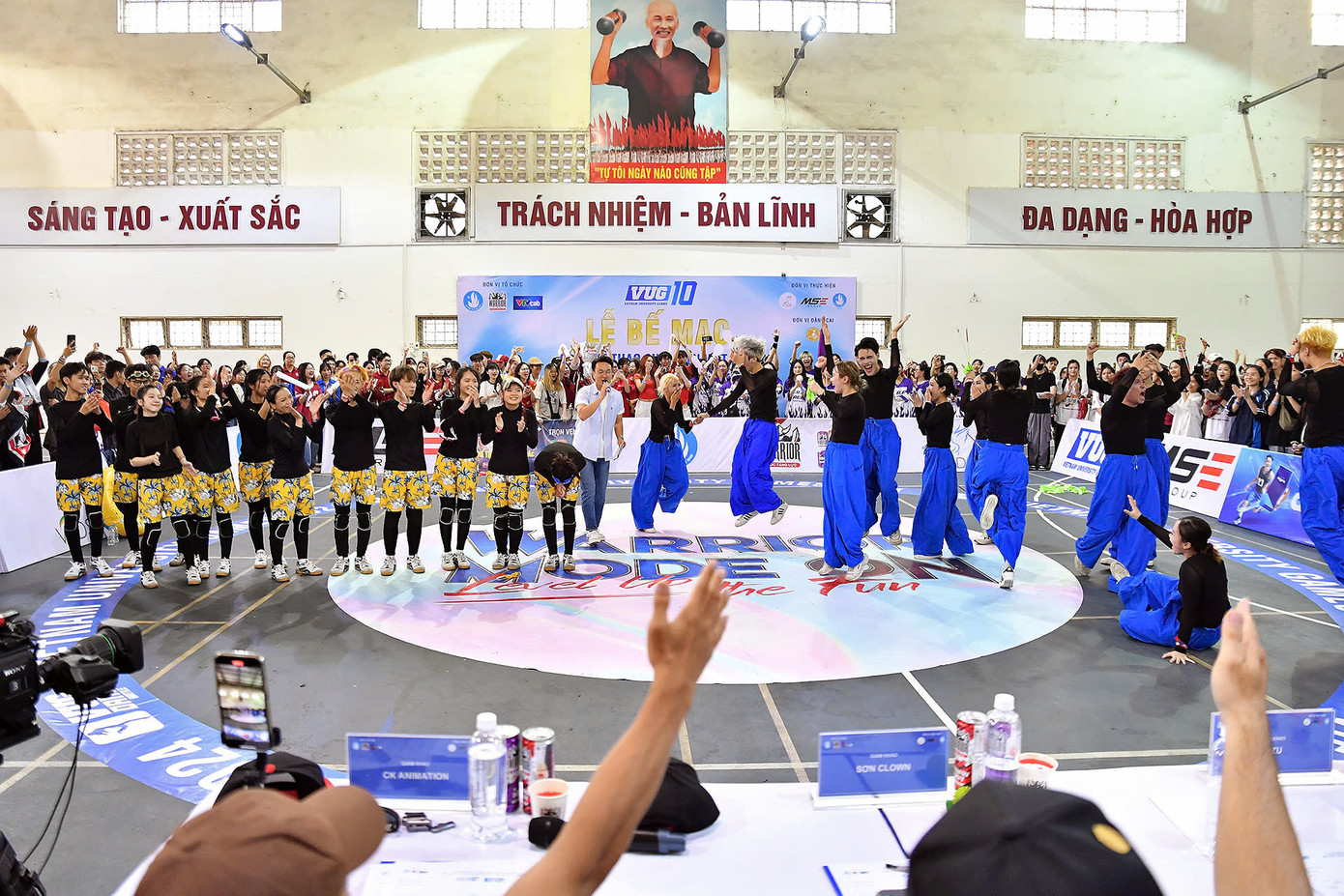 Giải đấu thu hút sự tham gia của các vận động viên đến từ nhiều trường đại học trên địa bàn thành phố, với sự góp mặt của các bộ môn Dance Battle và Bóng rổ 3x3. Đây không chỉ là cơ hội để sinh viên thể hiện tài năng thể thao mà còn là dịp để giao lưu, gắn kết giữa các trường đại học, tạo nên một không khí thi đấu đầy nhiệt huyết, đam mê và tinh thần đồng đội.