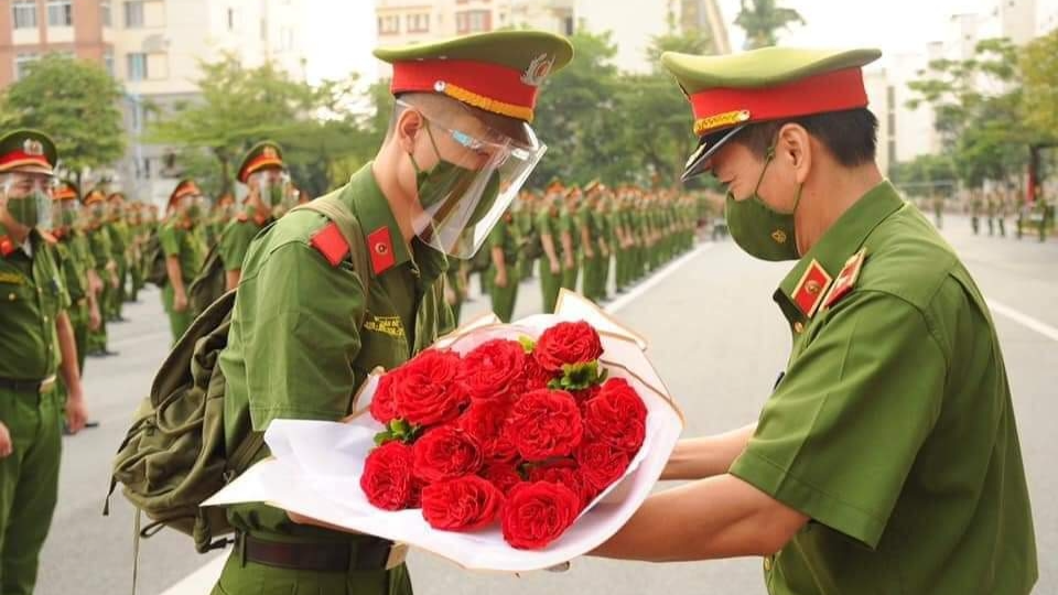 Thiếu tướng Trần Minh Hưởng tặng hoa đoàn cán bộ, học viện chi viện miền Nam chống dịch COVID-19.