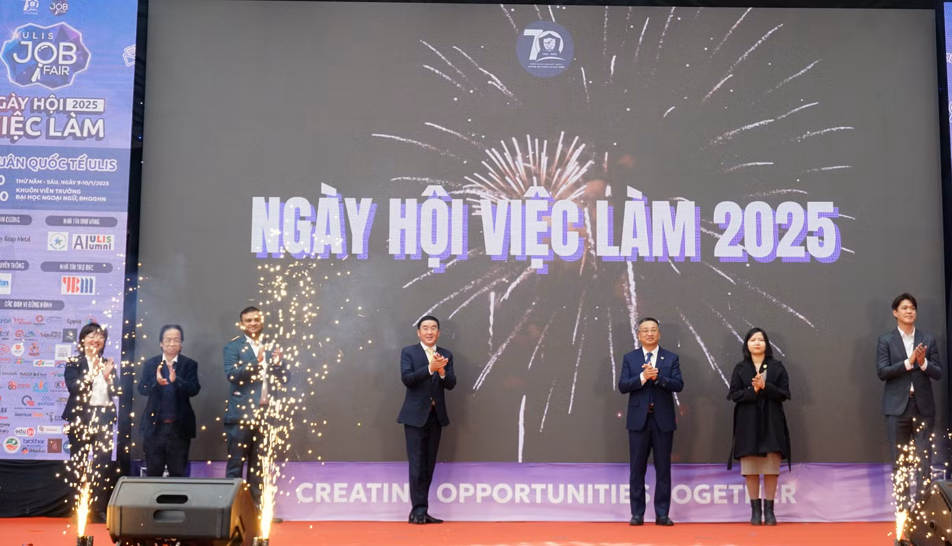 Ngày hội việc làm 2025 – 'ULIS Job Fair 2025', đã thu hút hàng nghìn sinh viên và gần 70 doanh nghiệp trong và ngoài nước tham gia.