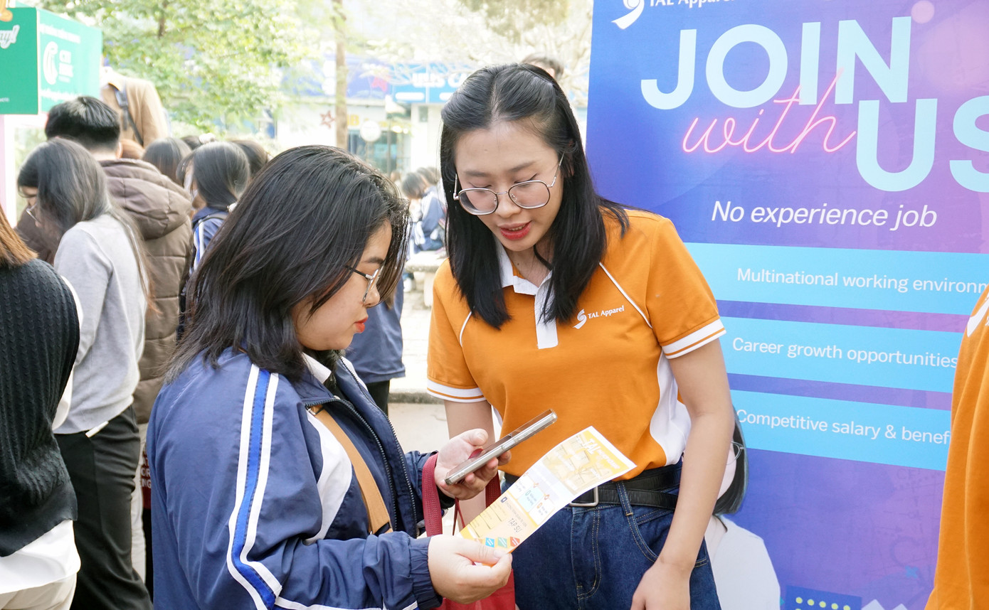 Sinh viên trao đổi với các đơn vị tuyển dụng tại chương trình. Sinh viên trao đổi với các đơn vị tuyển dụng tại chương trình.