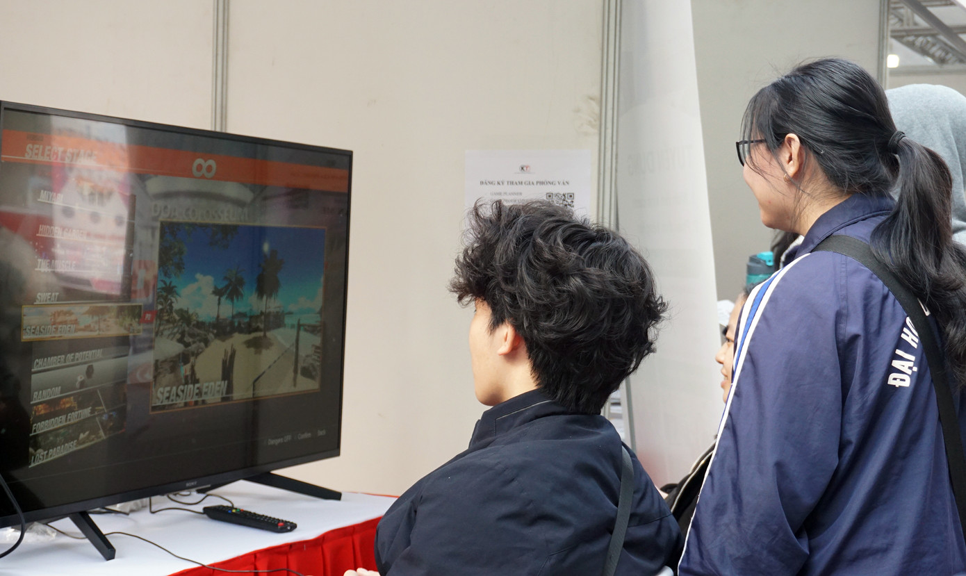 Sinh viên trao đổi với các đơn vị tuyển dụng tại chương trình. Sinh viên trao đổi với các đơn vị tuyển dụng tại chương trình.