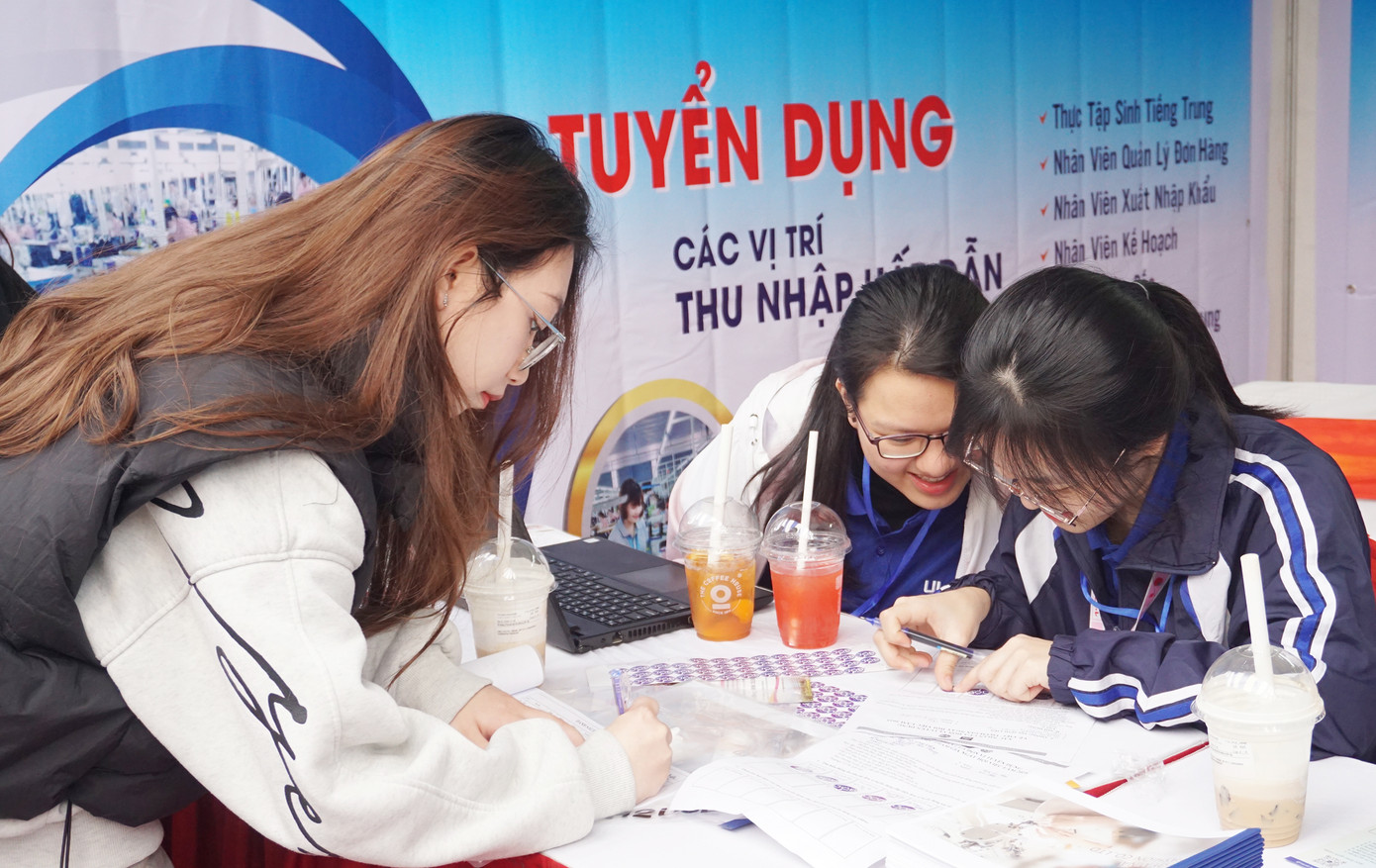 Sinh viên trao đổi với các đơn vị tuyển dụng tại chương trình. Sinh viên trao đổi với các đơn vị tuyển dụng tại chương trình.