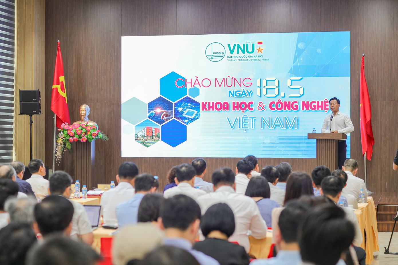 ĐHQG Hà Nội tổ chức gặp mặt đại diện nhà khoa học nhân Ngày Khoa học và Công nghệ Việt Nam (18/5).