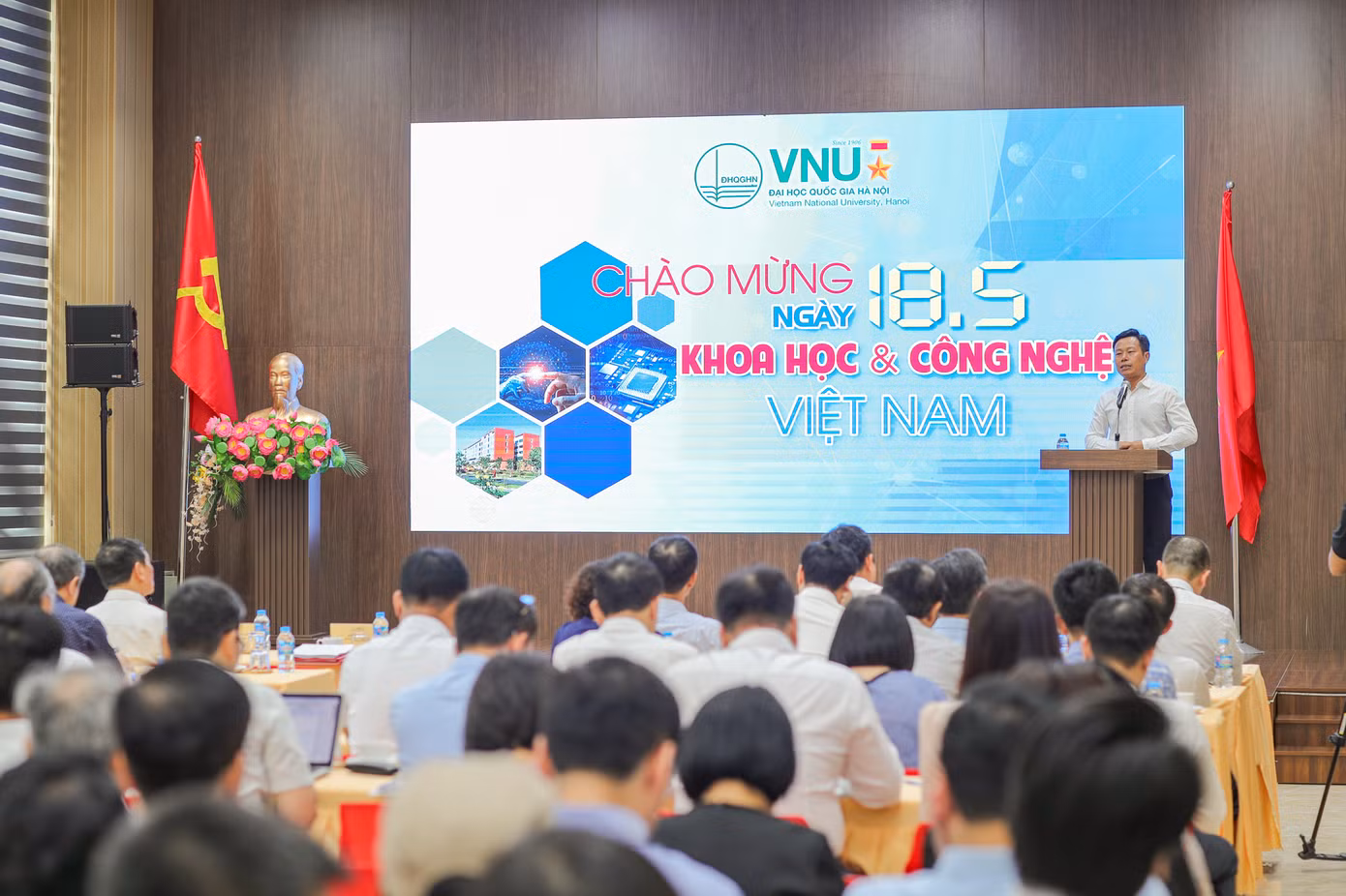 ĐHQG Hà Nội tổ chức gặp mặt đại diện nhà khoa học nhân Ngày Khoa học và Công nghệ Việt Nam (18/5). ĐHQG Hà Nội tổ chức gặp mặt đại diện nhà khoa học nhân Ngày Khoa học và Công nghệ Việt Nam (18/5).
