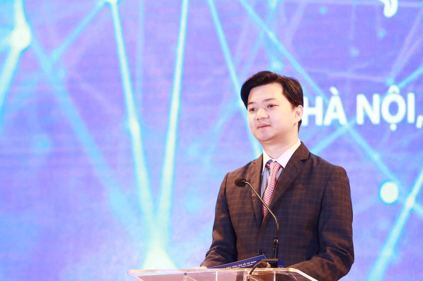 Anh Nguyễn Minh Triết - Bí thư T.Ư Đoàn, Chủ tịch T.Ư Hội Sinh viên Việt Nam phát biểu tại chương trình.